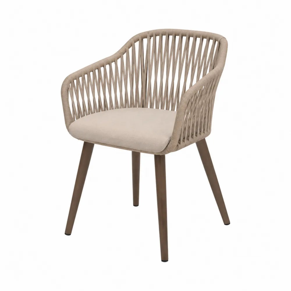Silla de exterior beige con estructura de madera y cuerda trenzada
