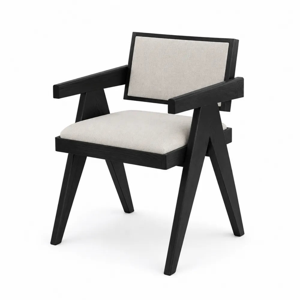 Silla de madera negra con cojines de tejido y lino